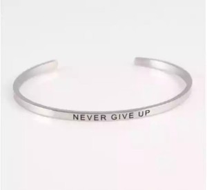 Posrebrzana bransoletka never give up 67